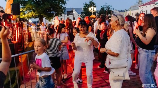 Taneczny wieczór na Rynku. Krośnieńska Potańcówka z DJ Capone JR. Zobacz zdjęcia