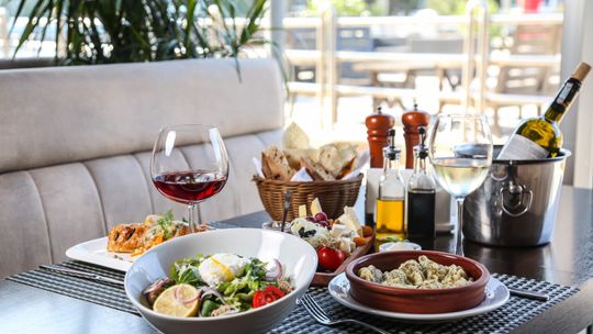 Tapas, antipasti, mezzes - co podać do przekąsek z charakterem?