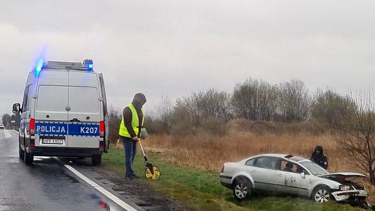 ? Targowiska / DK19. Volkswagen dachował, poszkodowane dzieci