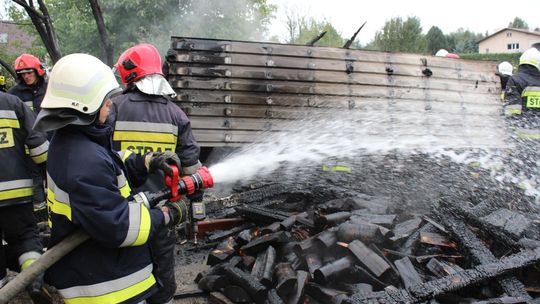 TARGOWISKA: Pożar dużej drewutni. W akcji ponad dwudziestu strażaków