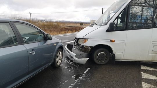 TARGOWISKA: Zderzenie busa z osobówką