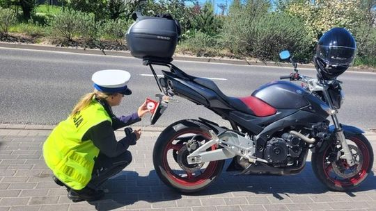 Policja kontroluje motocyklistów z kątomierzami
