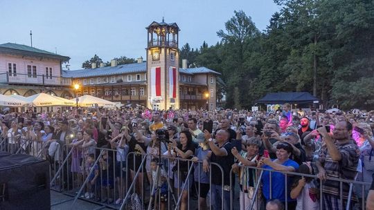 Tłumy na Dniach Iwonicza 2024. Gwiazdą zespół "Piersi" [ZDJĘCIA]