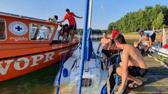 Tonąca łódź i akcja ratowników Bieszczadzkiego WOPR