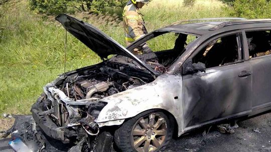 Toyota spłonęła na trasie pomiędzy Szklarami a Królikiem Polskim