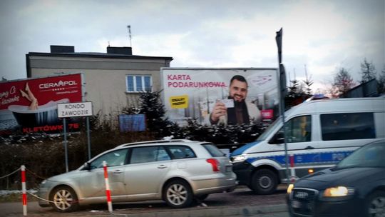 ? Toyotą wjechał w słupek na rondzie Zawodzie. 50-latek był pijany
