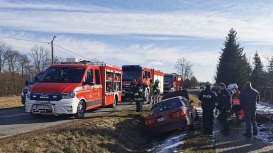? Toyotą wjechała do rowu na DW990 w Ustrobnej