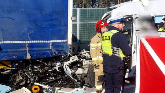 Tragedia na S19. Kierowca busa wjechał pod naczepę. Zginął na miejscu