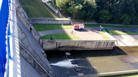 Tragedia w Sieniawie. Mężczyzna skoczył z zapory do rzeki. Nie żyje