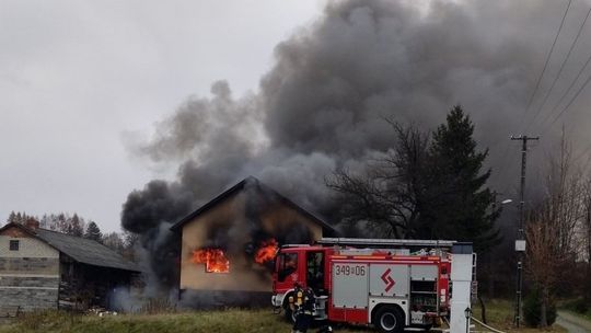 ? Tragiczny pożar w Kobylanach. Jedna osoba zginęła w pożarze budynku [FOTO] [FILM]