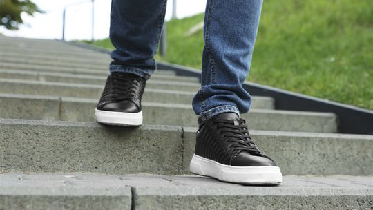 Trampki męskie do zadań specjalnych. Jakie modele wybrać, by połączyć miejski szyk z trwałością?