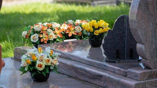 Trendy w dekoracjach kwiatowych na cmentarz w 2025 roku