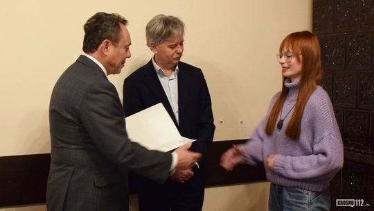 Troje absolwentów krośnieńskiego „Kopernika” będzie otrzymywać comiesięczne wsparcie