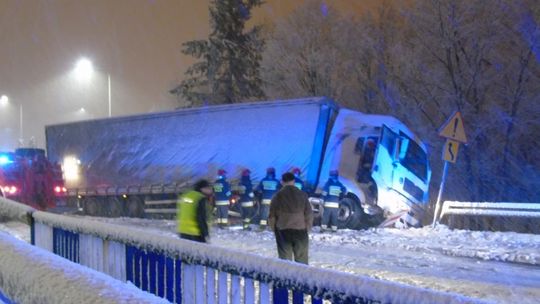 Trudne warunki drogowe. Ciężarówka zawisła nad skarpą