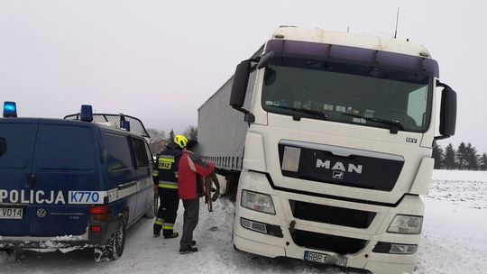Trudne warunki na drogach. Kolejna ciężarówka wpadła do rowu, tym razem na DW887