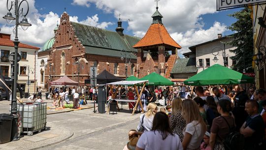 Trwa Jarmark Franciszkański w Krośnie. Mieszkańcy pomagają małemu Ignasiowi [ZDJĘCIA]