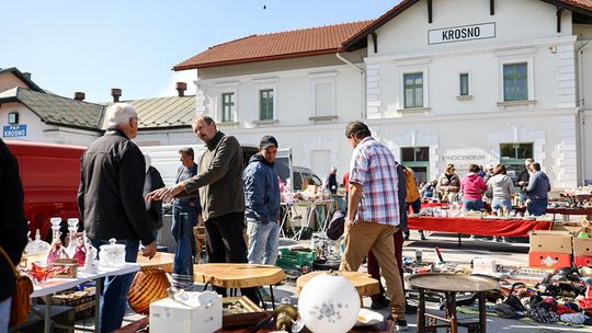 Trwa majowy Jarmark Staroci i Rękodzieła trwa przed Etnocentrum Ziemi Krośnieńskiej