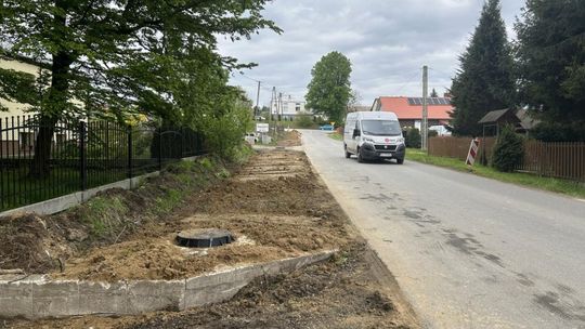Trwają prace przy budowie nowego chodnika w Bratkówce