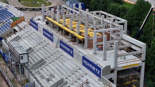 Trybuna kryta na stadionie coraz większa! Zobaczcie postęp prac