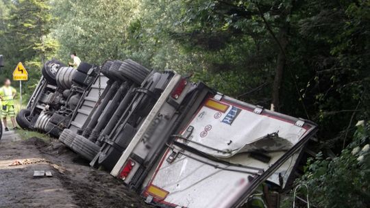 TRZCIANA: Ciężarówka z brzoskwiniami wjechała do rowu