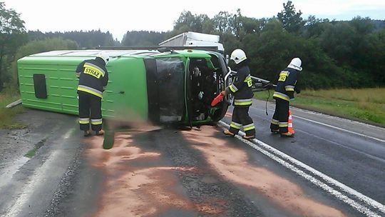 Trzciana: Laweta z busem przewróciła się na jezdni