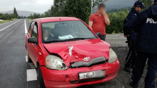 TRZCIANA: Węgier spowodował kolizję. Citroen w rowie