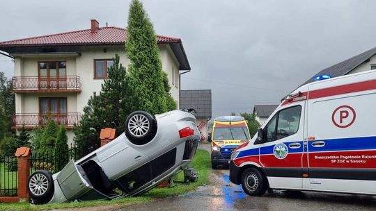 Trześniów. Przekazał kierownicę pasażerowi. Audi dachowało