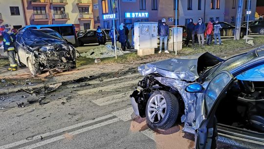 ? Trzy osoby w szpitalu po zderzeniu trzech samochodów: BMW, Mazdy i Volkswagena