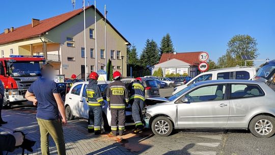 Trzy samochody zderzyły się na skrzyżowaniu w Łężanach