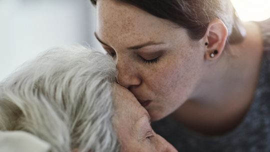 Twój chory rodzic senior potrzebuje wsparcia? Skorzystaj z zasiłku opiekuńczego