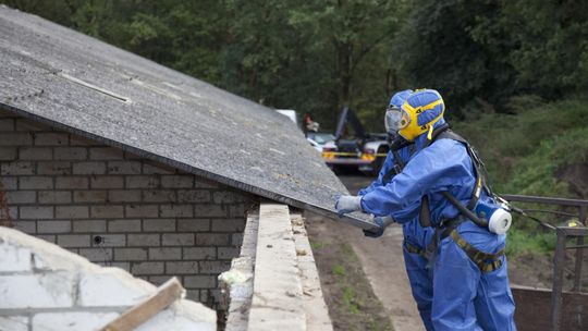 Tykająca bomba na polskich dachach. Z azbestem jeszcze długo sobie nie poradzimy