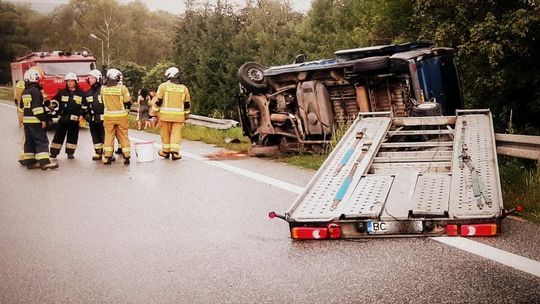 ? Tylawa/DK19. Bus z ośmioma pasażerami na boku