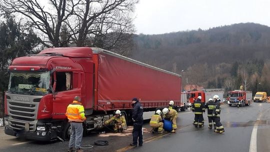 ? Tylawa. Zderzenie dwóch ciężarówek na DK19. Z jednej wycieka paliwo