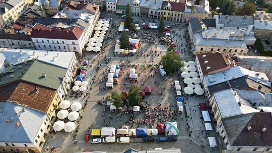 Tysiące osób odwiedziło przez weekend rynek w Krośnie. Wielki powrót Karpackich Klimatów