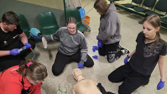 Uczniowie Naftówki zdobyli tytuł ratownika. Poświęcili ferie zimowe na naukę pierwszej pomocy