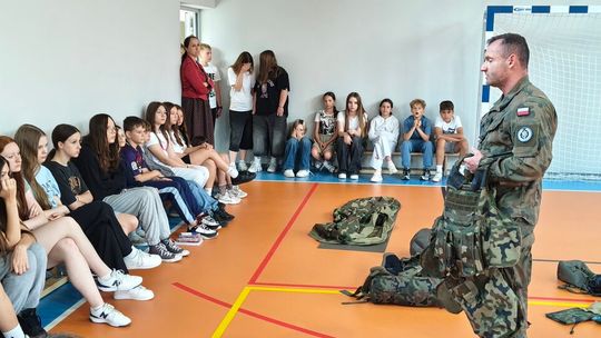 Uczniowie ZSP w Potoku uczyli się bezpieczeństwa z żołnierzami Wojska Polskiego
