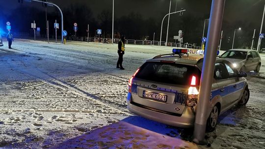 Uderzył w radiowóz. Dwóch policjantów rannych