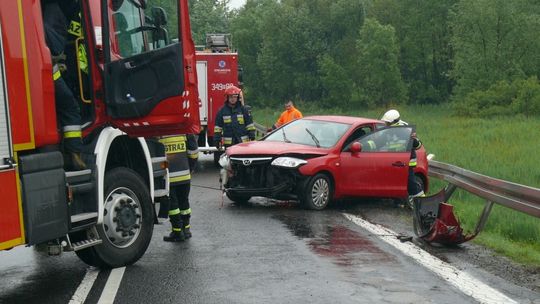 Uderzyła w barierki energochłonne na DK28