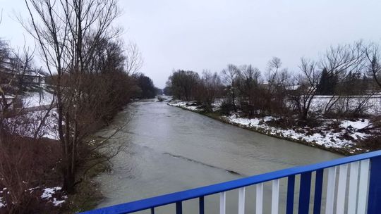 ? Ujęcie pijanego kierowcy. Mężczyzna wskoczył do rzeki