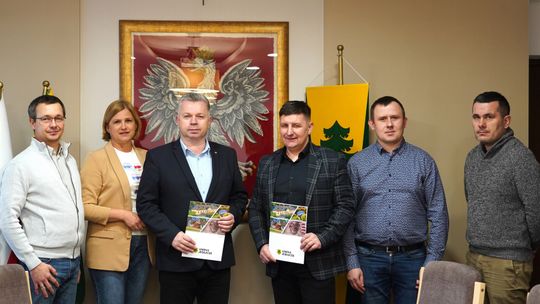 Umowa podpisana. Rusza modernizacja Domu Ludowego i garażu OSP w Długiem