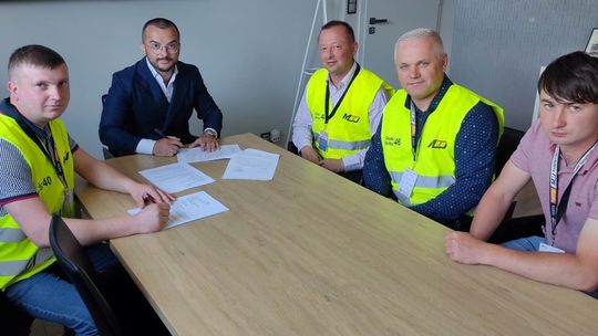 Umowa podpisana! Strażacy z OSP Leśniówka wzbogacą się o nowy samochód ratowniczo-gaśniczy