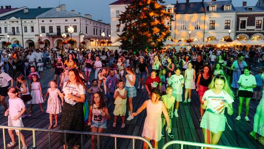 Upalny wieczór i taneczna zabawa na Rynku. Kolejna Krośnieńska Potańcówka [ZDJĘCIA]