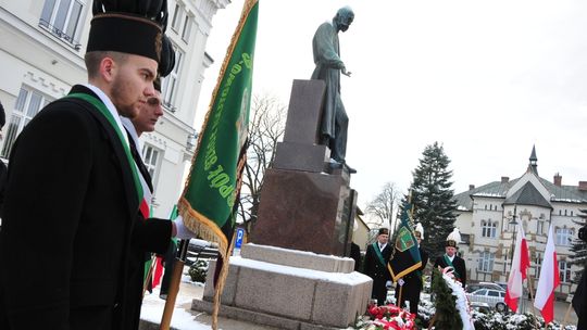 Uroczystości barbórkowe w Krośnie. Przed pomnikiem Łukasiewicza złożono wieńce