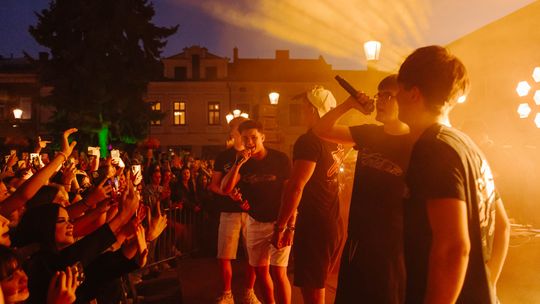 Urodzinowa Krośnieńska Potańcówka na Rynku oraz koncert zespołu Aptekarze [ZDJĘCIA]