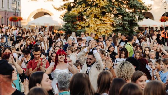Urodzinowa Krośnieńska Potańcówka na Rynku oraz koncert zespołu Aptekarze [ZDJĘCIA]