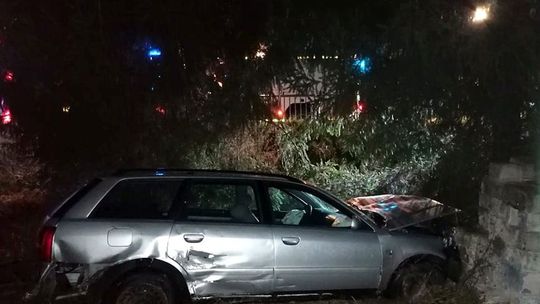 ? Ustrobna/DW990: Najechał na tył busa, przebił barierki, wjechał w drzewa i pustaki