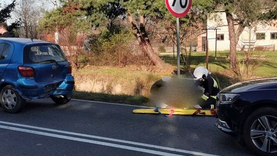 ? Ustrobna/DW990: Zderzenie dwóch samochodów