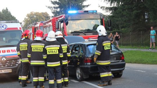 USTROBNA: Jedna osoba ranna po zderzeniu Opla i Peugeota