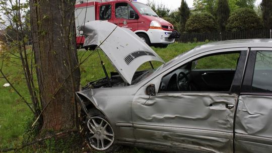 USTROBNA: Kierowca Mercedesa wjechał w dwa drzewa