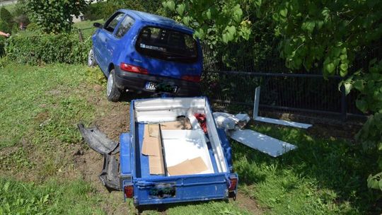 USTROBNA: Kierowca Seicento zjechał z drogi. Kolizja na DW990